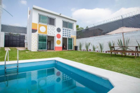 Casa con alberca privada y jardin